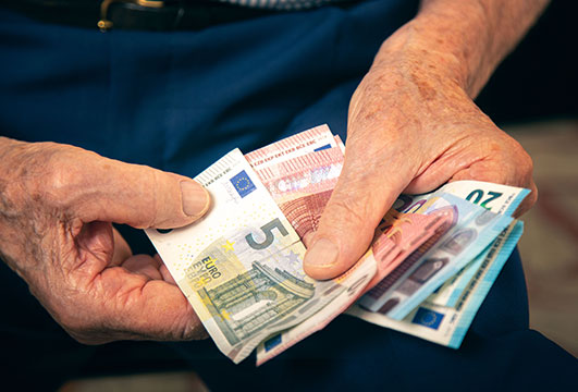 Persona mayor con dinero en las manos