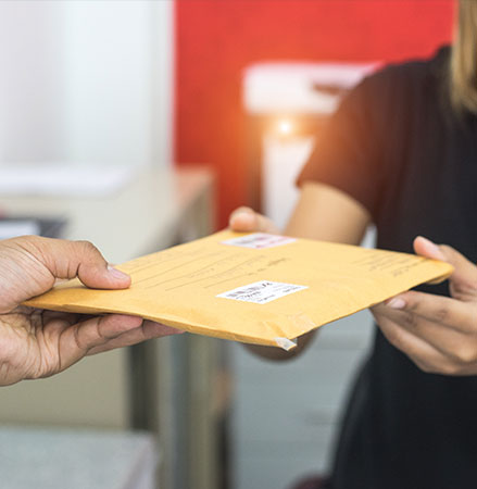 Entrega en oficina de correos una carta urgente para enviar