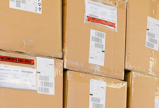 Paquetes con documentación de aduanas pegada en el exterior del embalaje
