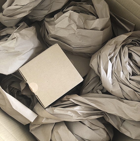 Residuos de cartón y papel de los envíos